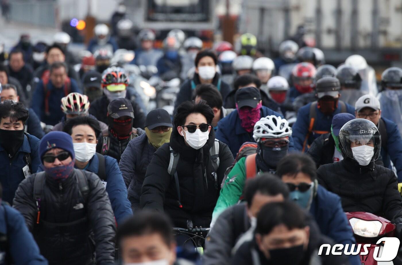 본문 이미지 - 31일 울산시 북구 현대자동차 울산공장 오전 출근조 노동자들이 마스크를 착용하고 명촌정문을 통해 퇴근하고 있다.  2020.1.31/뉴스1 ⓒ News1 윤일지 기자