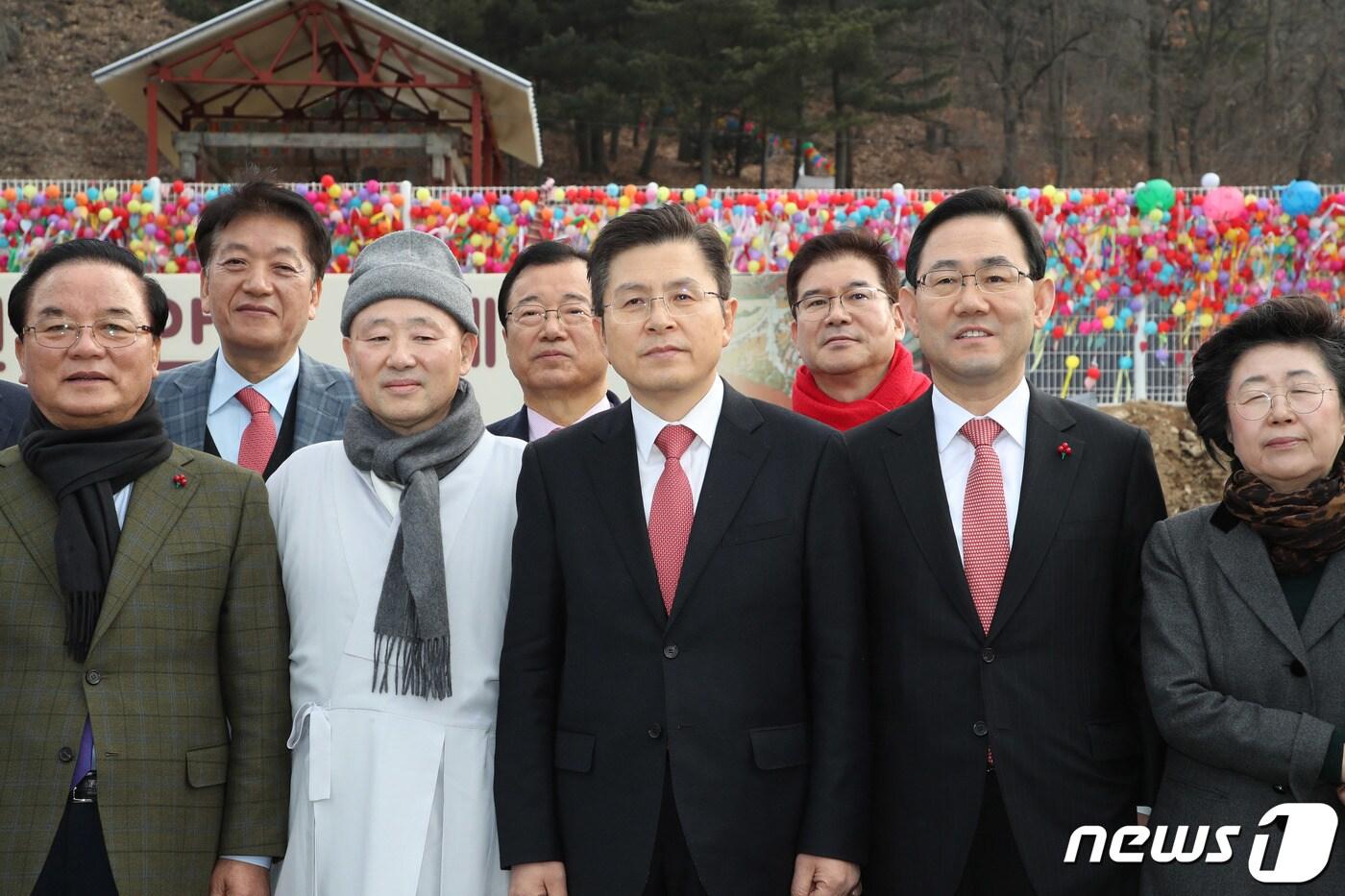 황교안 자유한국당 대표가 2020년 1월 31일 자승 스님 등이 동안거 수행 중인 경기도 하남 위례 상월선원을 찾아 '설선물로 육포를 잘못 전달한 것'에 대한 사과와 함께 법당을 살펴보고 있다.(자유한국당 제공) 2020.1.31/뉴스1
