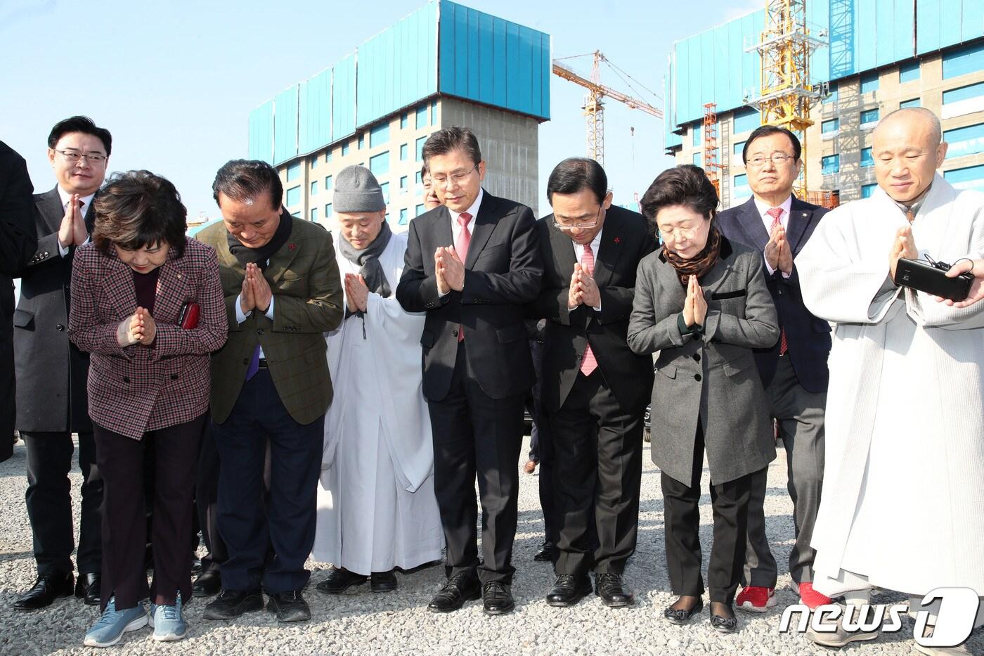 본문 이미지 - 황교안 자유한국당 대표가 31일 자승 스님 등이 동안거 수행 중인 경기도 하남 위례 상월선원을 찾아 합장을 하고 있다.(자유한국당 제공) 2020.1.31/뉴스1