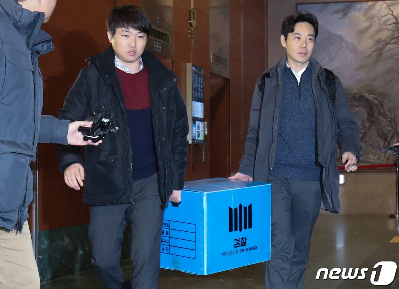 본문 이미지 - 서울중앙지검 공공수사2부 수사관들이 4일 오후 울산시청을 압수수색 한 후 압수물을 들고 나오고 있다. 2020.1.4/뉴스1 ⓒ News1 윤일지 기자