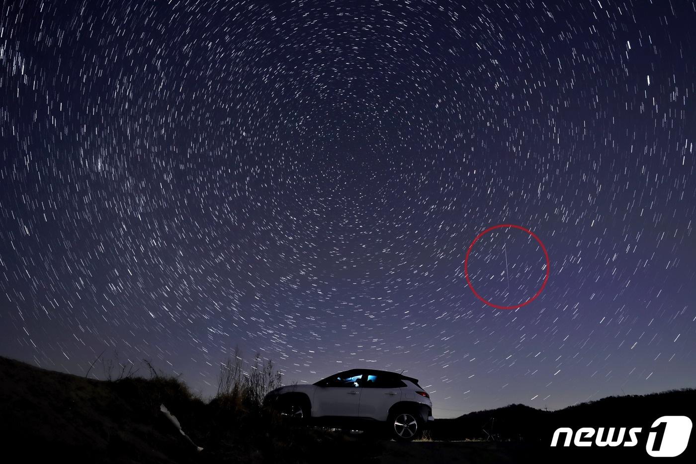 인천 강화군 석모도 하늘에 사분의자리 유성우가 빛을 내고 있다. 2020.1.5/뉴스1 ⓒ News1 구윤성 기자