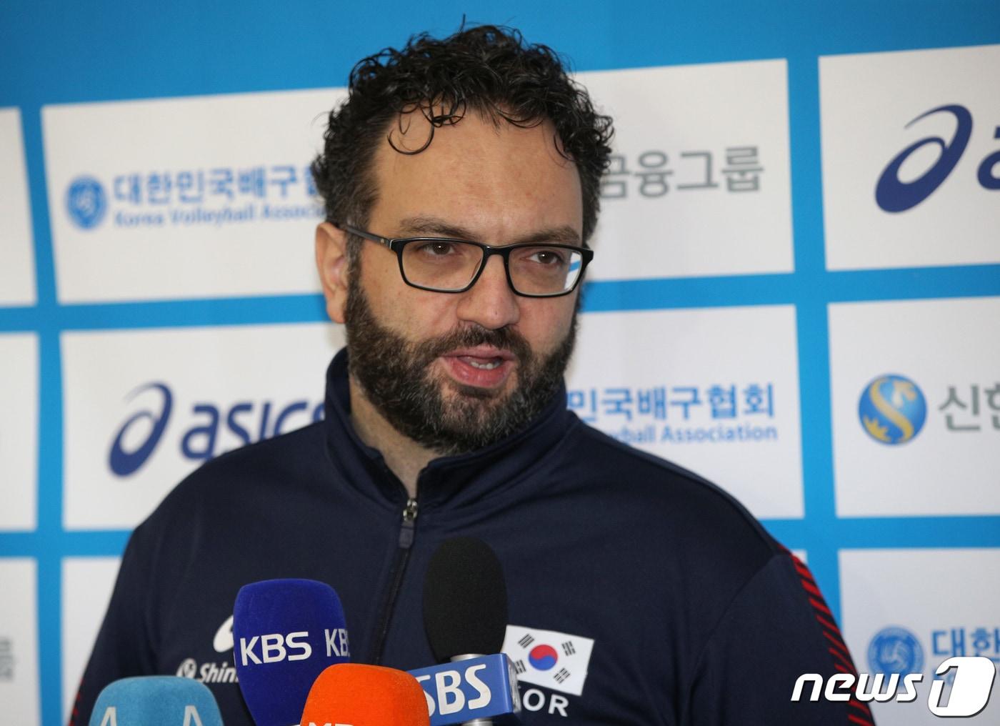 본문 이미지 - 도쿄올림픽 아시아대륙 예선전에 참가하는 대한민국 여자 배구대표팀 스테파노 라바리니 감독이 5일 오전 인천국제공항을 통해 출국하기 전 인터뷰를 하고 있다. 스테파노 라바리니 감독이 이끄는 여자 배구대표팀은 최종 우승팀에게만 주어지는 도쿄올림픽 본선 티켓 확보에 나선다. 2020.1.5/뉴스1 ⓒ News1 신웅수 기자