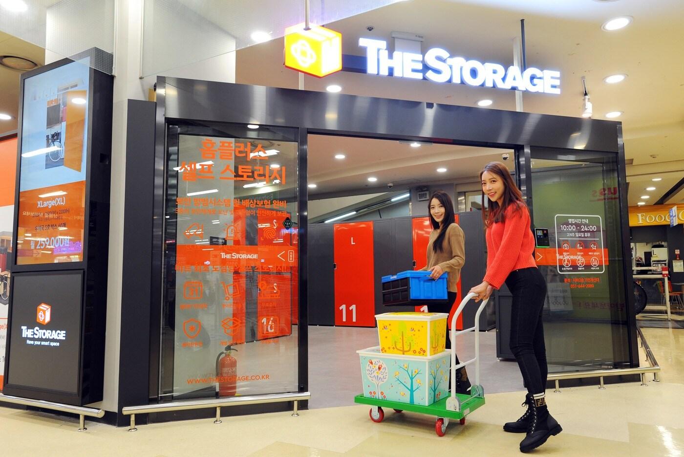 부산광역시 홈플러스 서면점에서 모델들이 ‘더 스토리지’ 서비스를 이용하고 있다. ⓒ 뉴스1(홈플러스 제공)