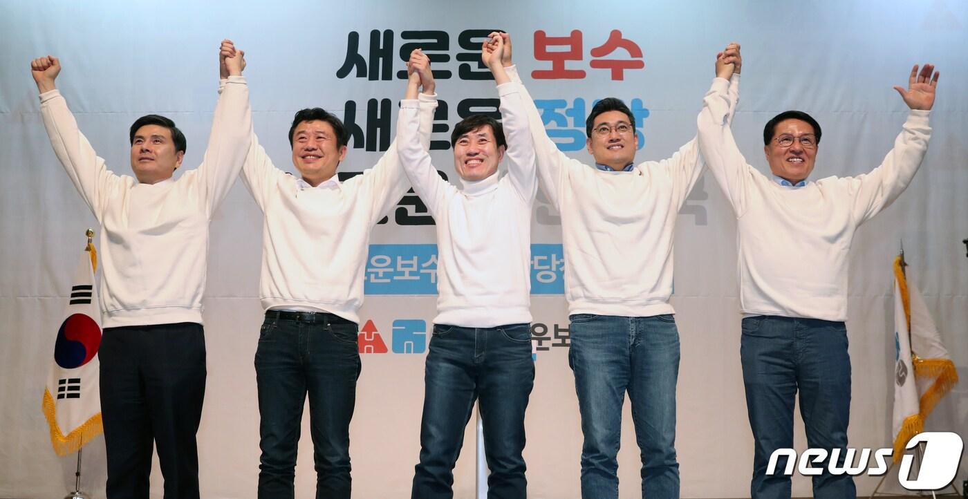 본문 이미지 - 지상욱(왼쪽부터), 유의동,하태경,오신환, 정운천 새로운 보수당 공동대표가 5일 서울 여의도 국회 의원회관에서 열린 새로운보수당 중앙당 창당대회에서 손을 맞잡아 들어 올리고 있다. .2020.1.5/뉴스1 ⓒ News1 이종덕 기자