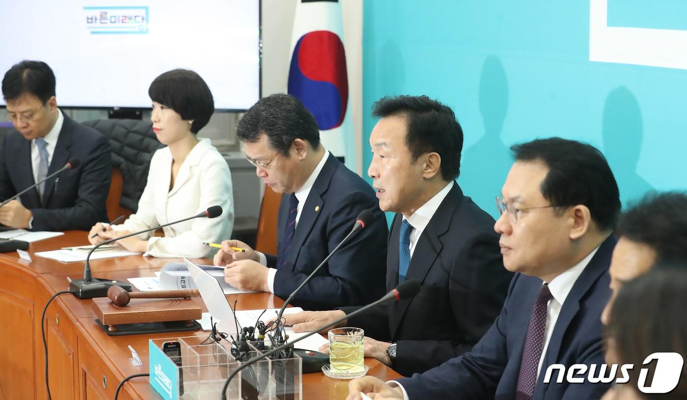 본문 이미지 - 손학규 바른미래당 대표가 6일 오전 서울 여의도 국회에서 열린 제188차 최고위원회의에서 모두발언을 하고 있다. 2020.1.6/뉴스1 ⓒ News1 임세영 기자