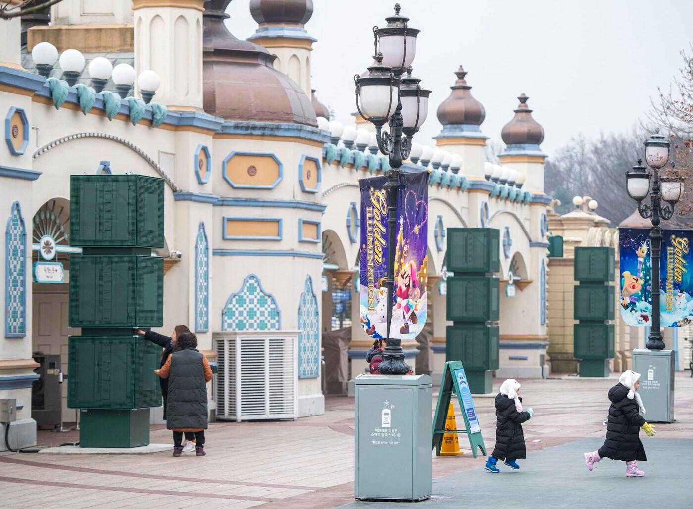 본문 이미지 - 에버랜드가 국내 최초로 설치한 녹색 기둥 모양 실외 미세먼지 저감 솔루션 장비.(에버랜드 제공)ⓒ 뉴스1
