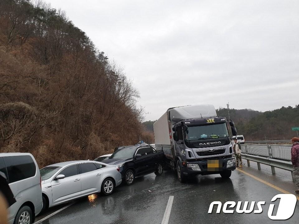 본문 이미지 - 지난달 6일 경남 합천군 대양면 도리 국도33호선에서 발생한 블랙아이스 사고. (독자 제공) ⓒ News1 강대한 기자