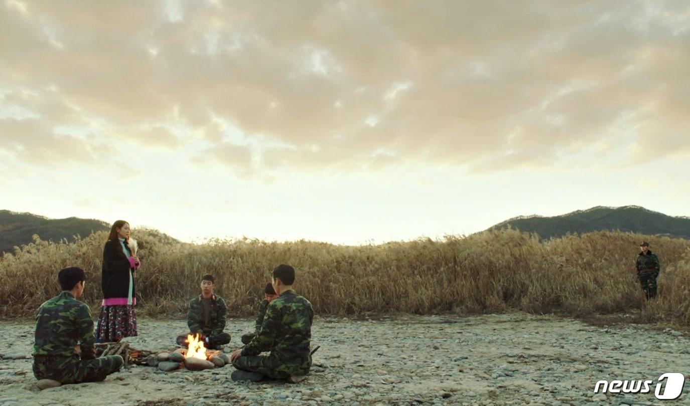 본문 이미지 - 충북 충주시 앙성면에 위치한 비내섬이 인기 드라마 촬영지로 알려지며 전국적 관심이 높아지고 있다. 사진은 tvN 토일드라마 '사랑의 불시착' 방영 모습.(충주시 제공).2020.01.06/ⓒ 뉴스1