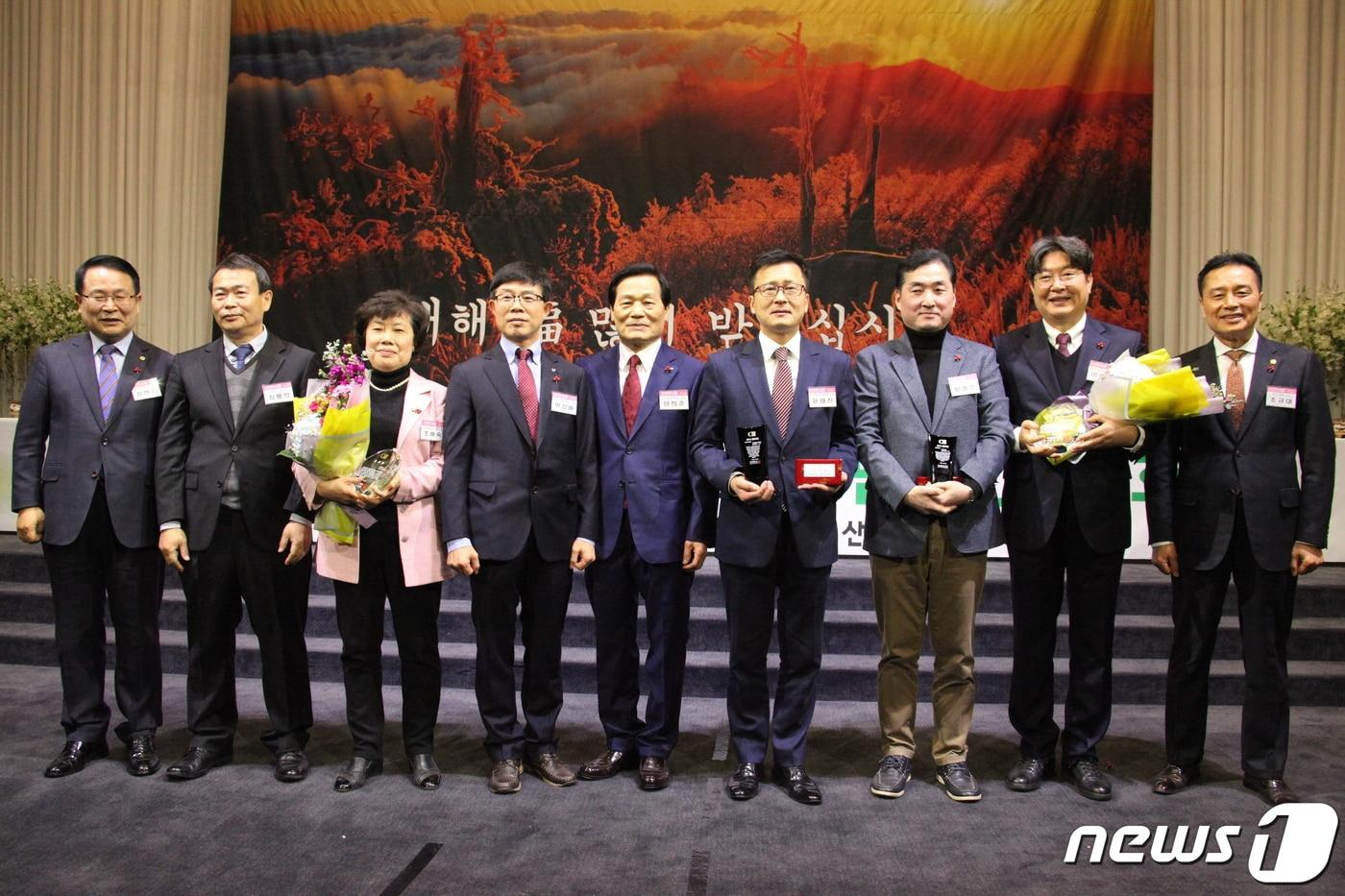 본문 이미지 - 익산상공회의소(회장 양희준)가 6일 익산 웨스턴라이프호텔에서 경자년 신년인사회를 개최한 가운데 참석자들이 기념촬영을 하고 있다.(익산상공회의소 제공) 2020.1.6 /뉴스1 ⓒ News1