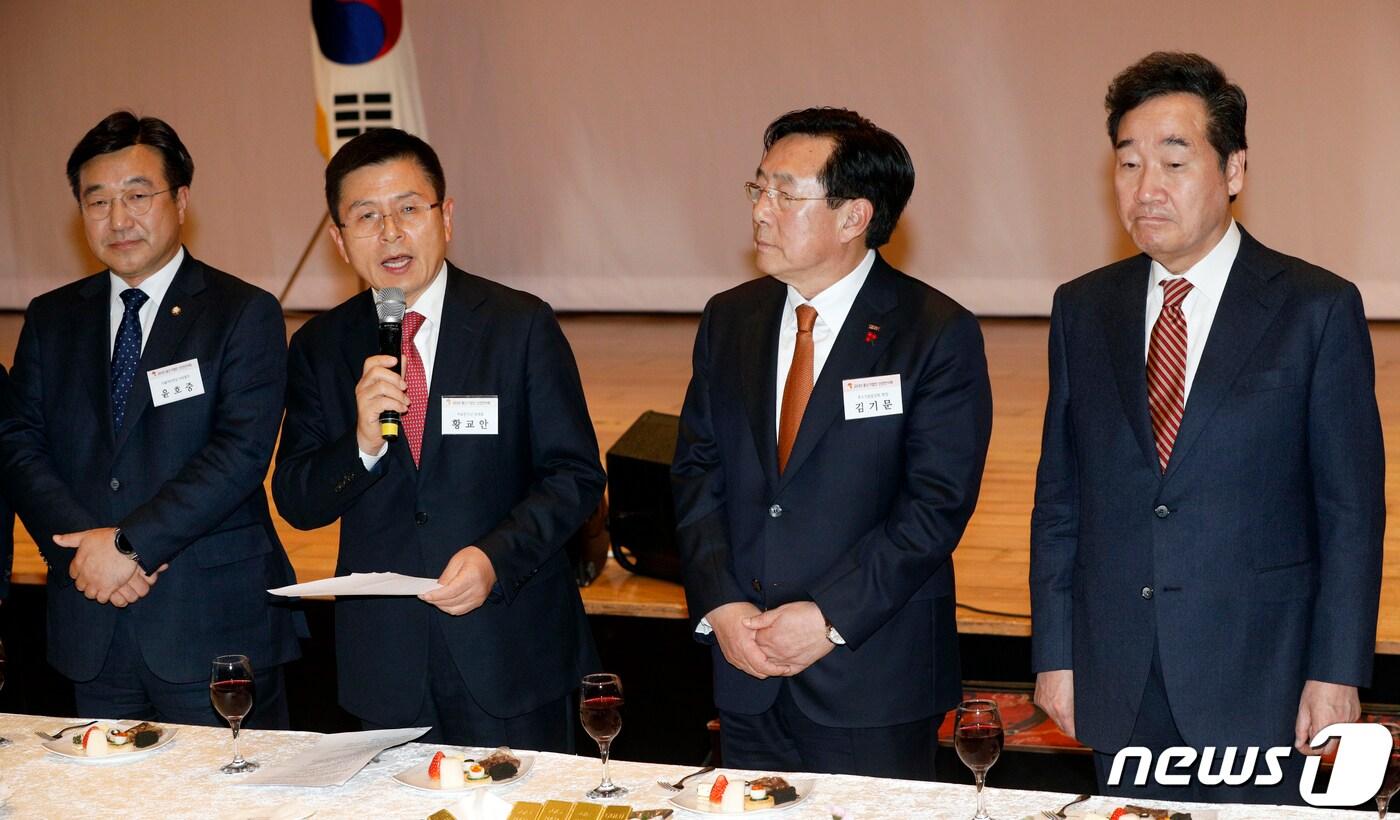 본문 이미지 - 황교안 자유한국당 대표가 6일 오후 서울 여의도 중소기업중앙회에서 열린 2020년 중소기업 신년인사회에서 건배사를 하고 있다. 왼쪽부터 윤호중 더불어민주당 사무총장, 황 대표, 김기문 중기중앙회장, 이낙연 국무총리. 2020.1.6/뉴스1 ⓒ News1 안은나 기자
