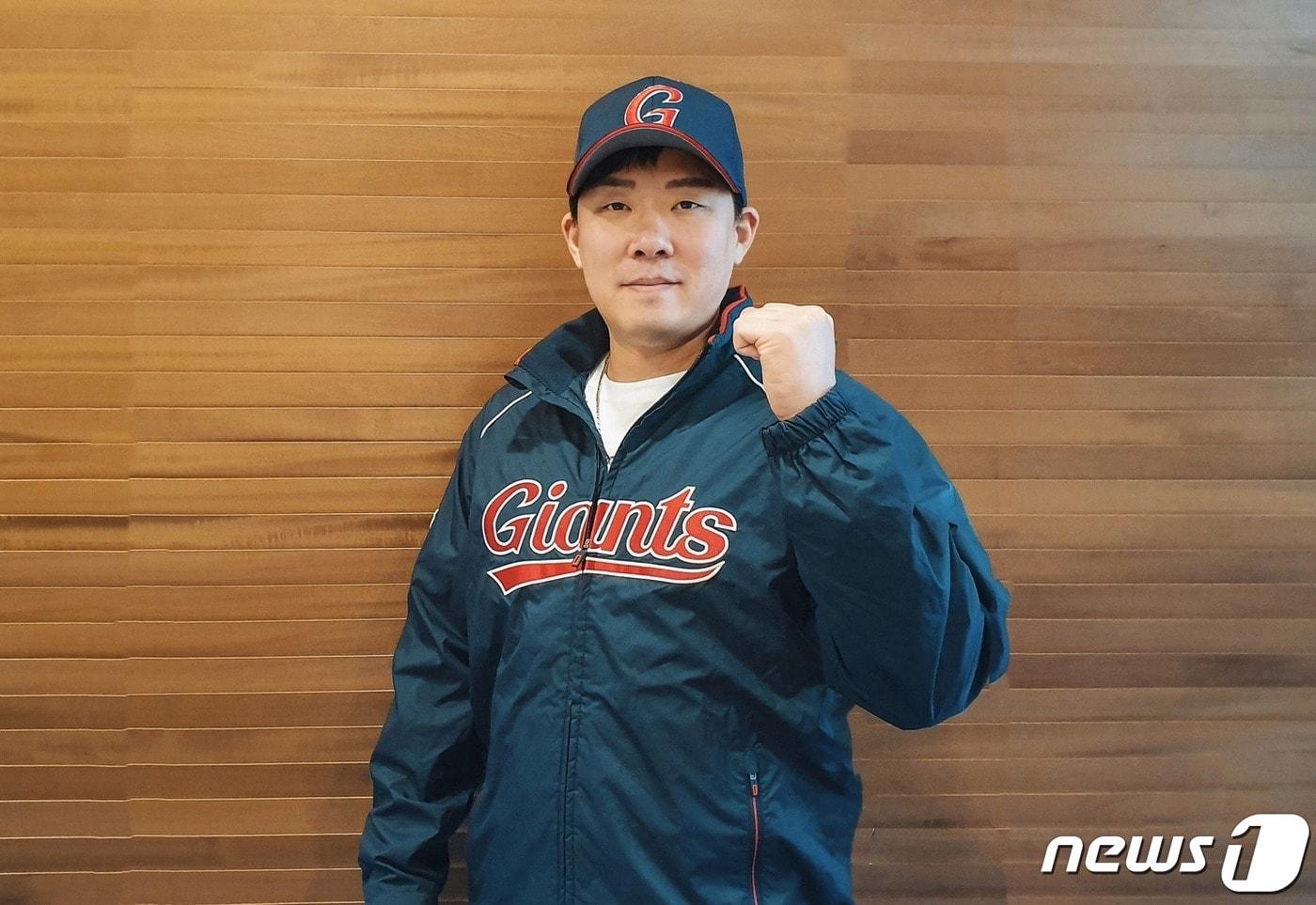 FA 안치홍이 롯데 자이언츠 유니폼을 입었다. (롯데 자이언츠 제공) ⓒ 뉴스1