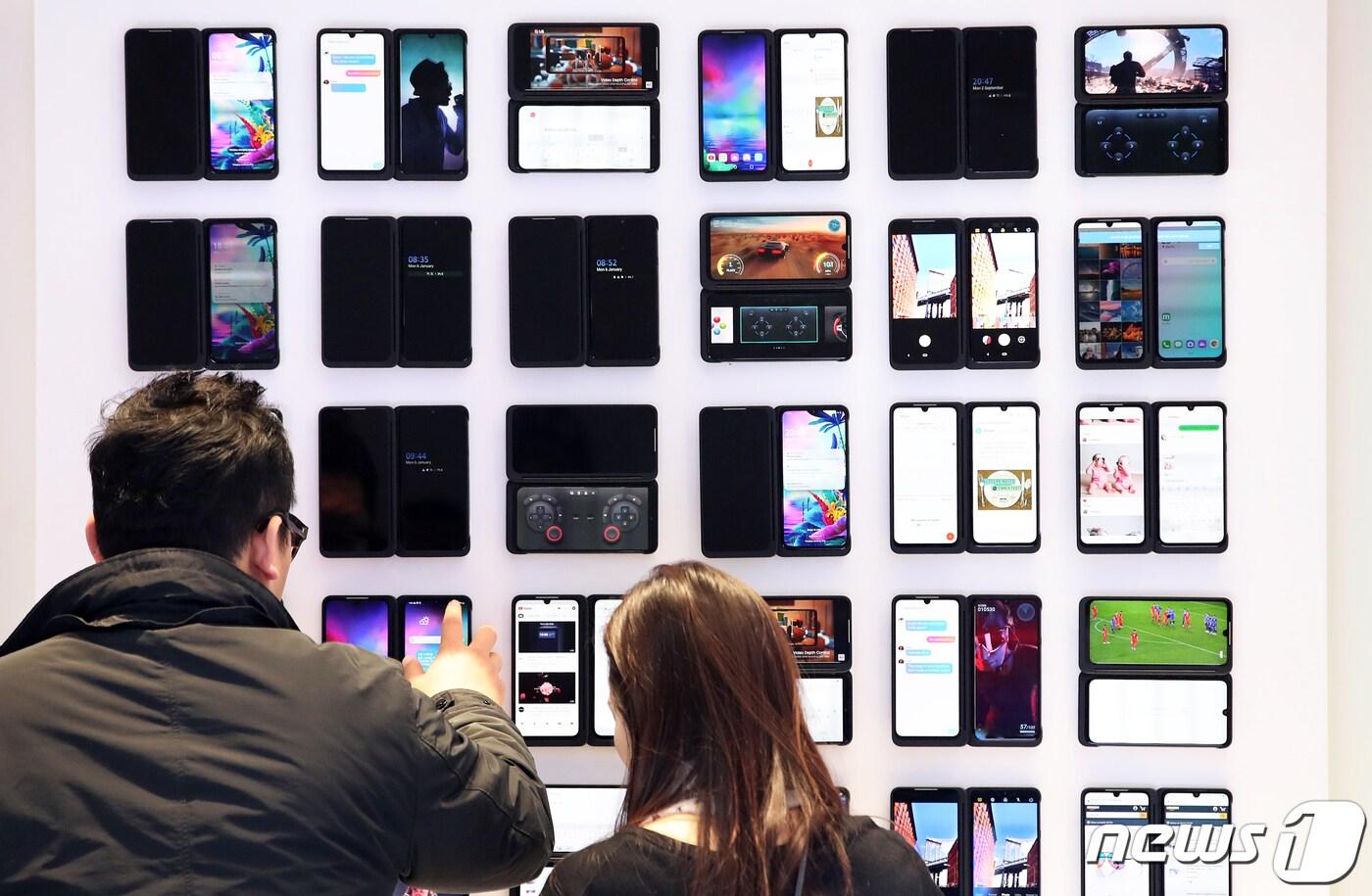 국제가전전시회 CES(International Consumer Electronics Show) 개막을 하루 앞둔 6일 오전(현지시간) 미국 네바다주 라스베이거스 만달레이베이 호텔에서 열린 LG전자 글로벌 프레스 컨퍼런스에서 듀얼스크린 스마트폰 'G8X 씽큐'가 전시되어 있다 2020.1.7/뉴스1 ⓒ News1 오대일 기자