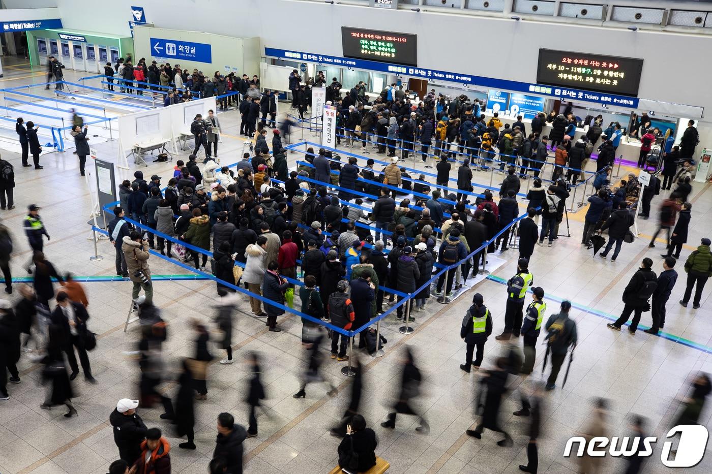 한국철도공사(코레일)가 설 연휴를 맞아 오는 15일부터 ‘2026년 설 연휴 승차권 예매’를 시행한다. 사진은  서울역에서 시민들이 승차권 구입을 위해 기다리고 있는 모습. ⓒ News1 유승관 기자