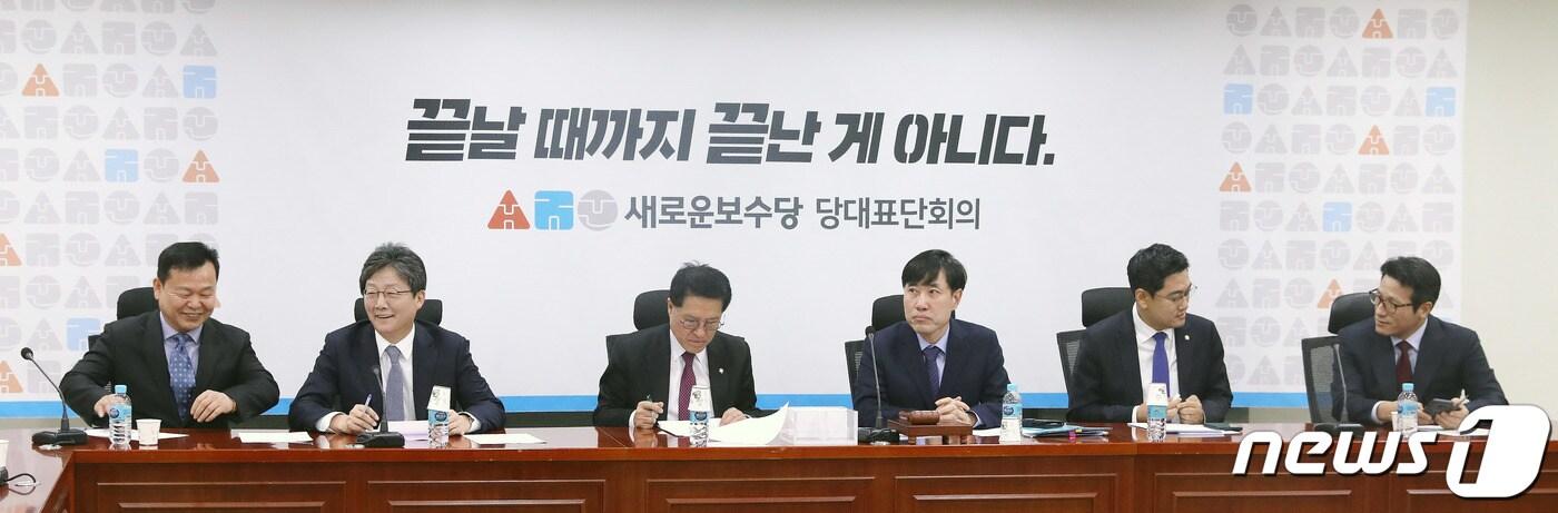 본문 이미지 - 하태경 새로운보수당 책임대표, 유승민 보수재건위원장 및 참석자들이 7일 오전 서울 여의도 국회 의원회관에서 열린 제2차 당대표단회의에서 이야기를 나누고 있다. 2020.1.7/뉴스1 ⓒ News1 임세영 기자