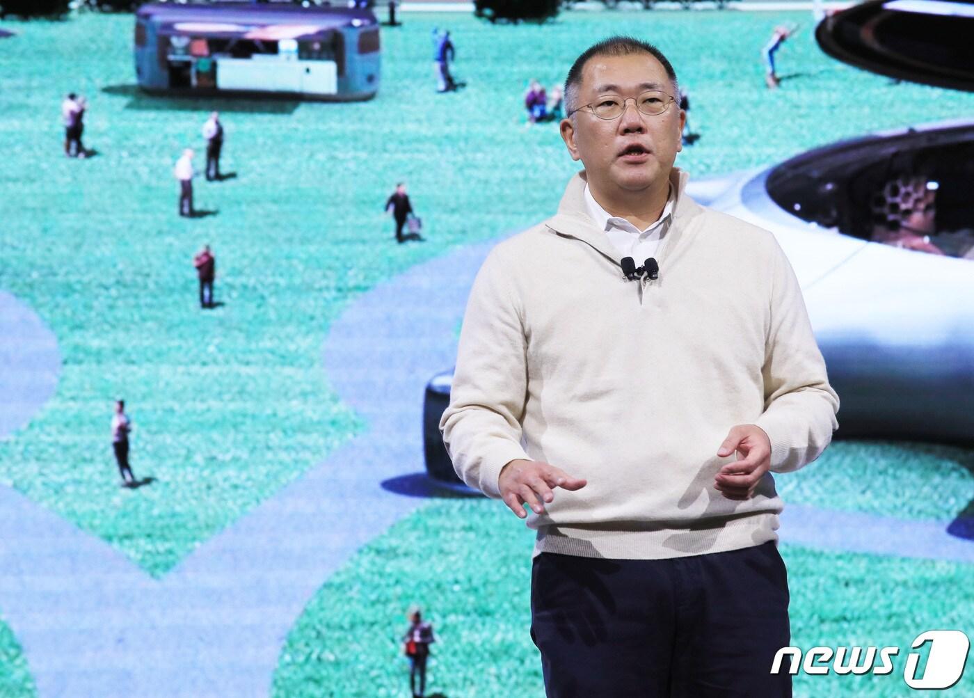본문 이미지 - 2020년 1월 미국 라스베이거스에서 열린 CES 2020의 현대차 미디어 컨퍼런스에서 발표 중인 정의선 당시 현대차그룹 수석부회장.(뉴스1 자료사진)ⓒ 뉴스1