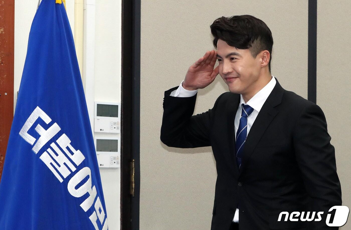 본문 이미지 - 7일 더불어민주당 인재영입위원회가 21대 총선을 앞두고 다섯번째 영입인재로 발표한 오영환 소방관이 서울 여의도 국회에서 열린 인재영입 발표식에서 이해찬 대표에게 거수경례를 하고 있다. 오영환 전 소방관은 2010년 광진소방서 119구조대원을 시작으로 서울 119특수구조단 산악구조대, 성북소방서를 거쳐 최근까지 중앙119구조본부에서 현장대원으로 일해 왔다. 2020.1.7 ⓒ News1 이종덕 기자