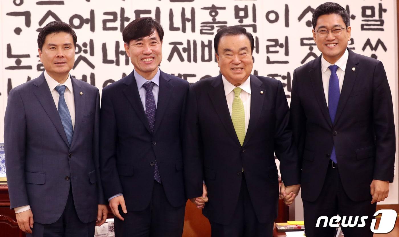 본문 이미지 - 하태경 새로운보수당 책임대표와 지상욱·오신환 의원이 7일 서울 여의도 국회에서 문희상 의장을 예방, 기념촬영을 하고 있다. 2020.1.7/뉴스1 ⓒ News1 김명섭 기자