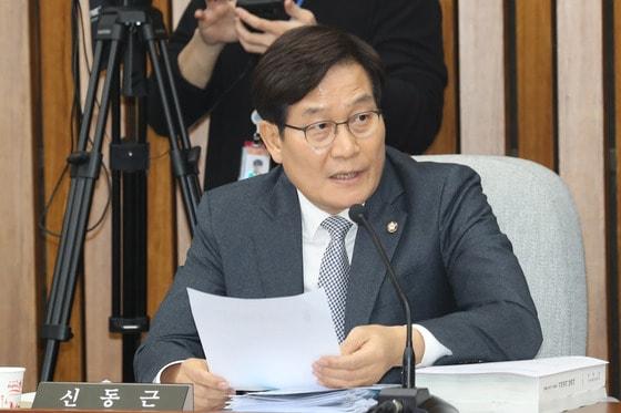 본문 이미지 - 신동근 더불어민주당 의원이 진중권 전 동양대 교수에게 '"대통령 비난은 자유지만 예의와 품격을 갖춰야 한다"고 지적했다가 연일 진 전 교수로부터 매서운 반격을 당하고 있다. ⓒ News1 
