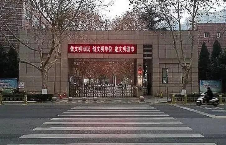 본문 이미지 - 사건이 발생한 시안의 한 중학교 - 웨이보 갈무리