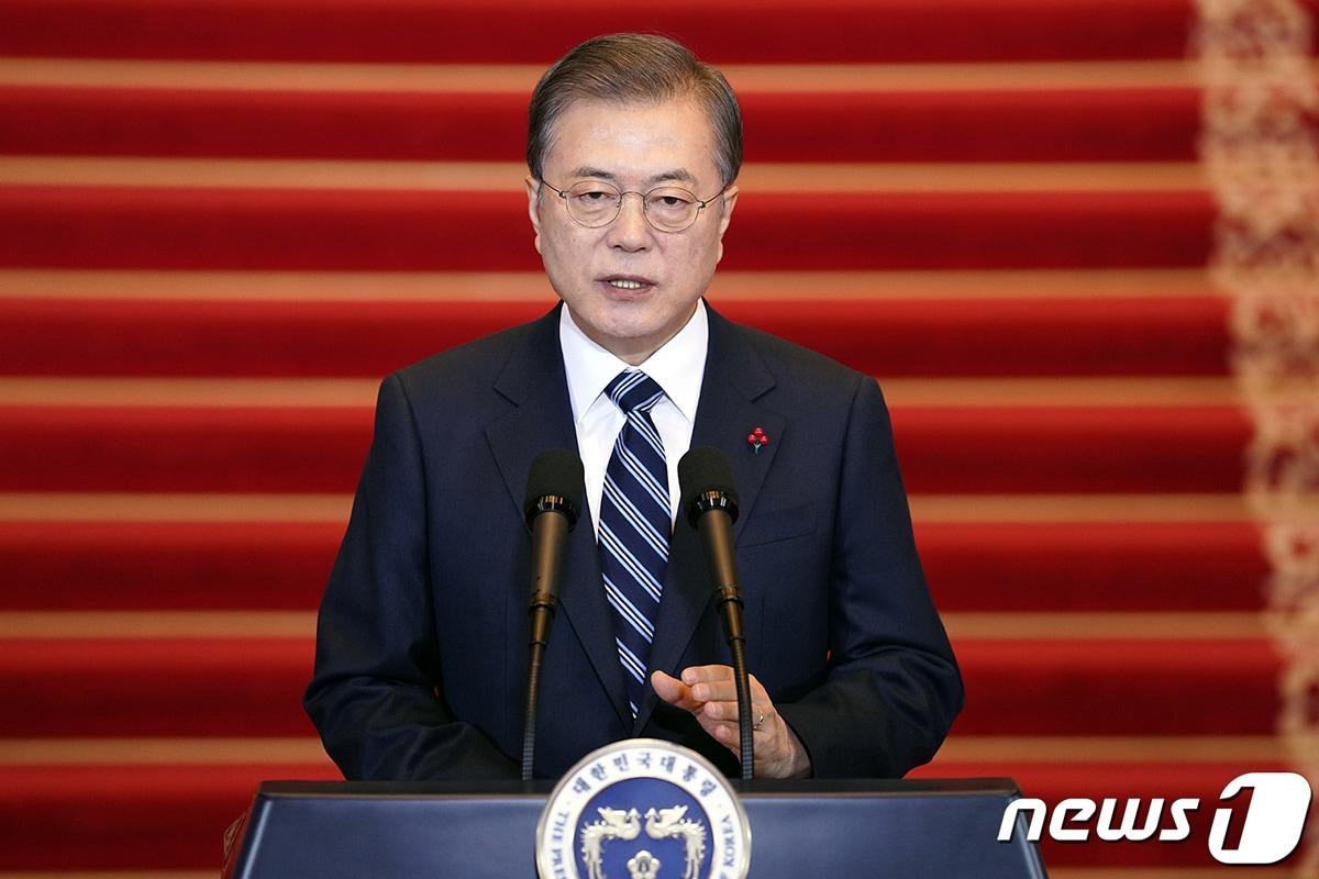 본문 이미지 - 문재인 대통령이 지난해 청와대에서 2020년 신년사를 발표하고 있다. (청와대 제공) 2020.1.7/뉴스1