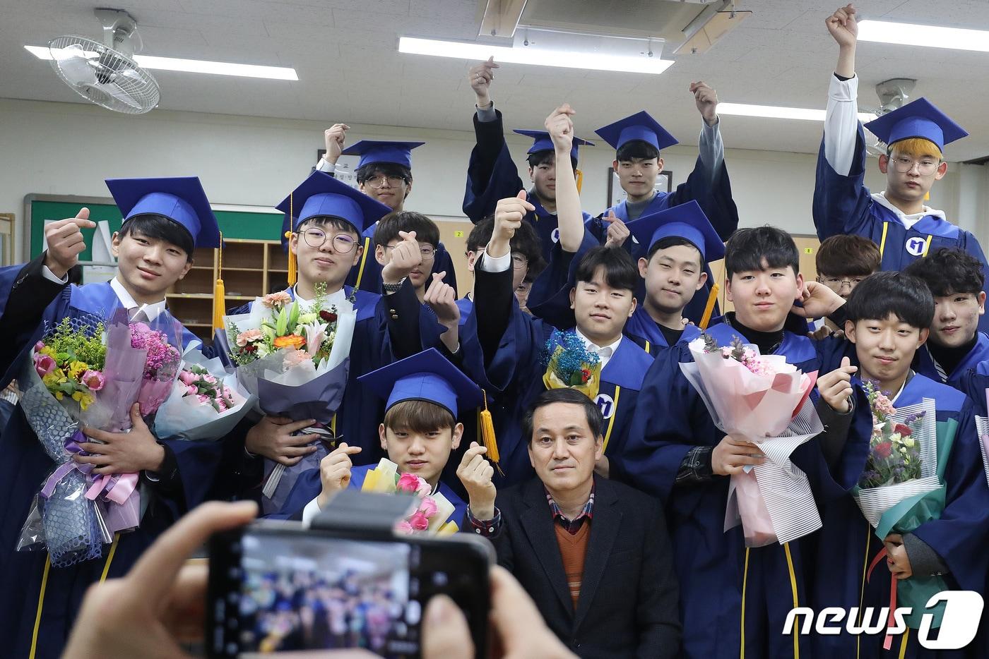 본문 이미지 - 충북의 학교 상당수가 1월 종업식과 함께 졸업식을 계획하고 있다. 2월 졸업식 뒤 봄방학에 들어갔던 예전과 다른 분위기다. 사진은 한 고등학교 졸업식 모습(뉴스1 DB).2020.1.8/ⓒ News1