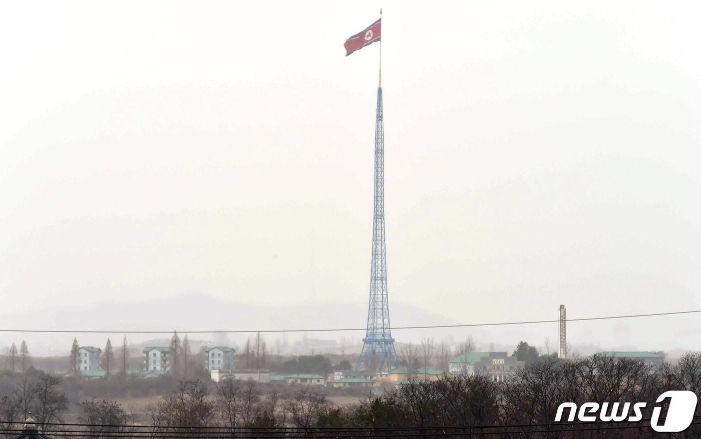 본문 이미지 - 7일 오전 경기도 파주 DMZ내에 위치한 대성동 마을회관 옥상에서 본 북한 기정동 마을. 2020.1.7/뉴스1 ⓒ News1 사진공동취재단