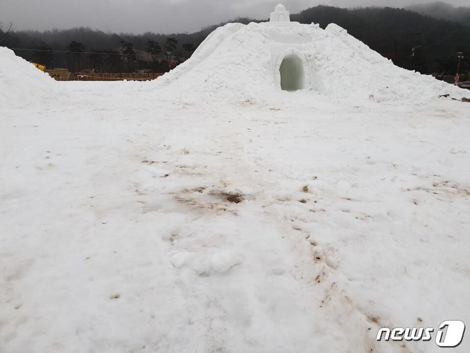 본문 이미지 - 제천시가  얼음페스티벌의  행사  가운데  4대의 제설기를 동원해 조성중이던  눈 공원이 계속  내린 비로 상당 부분  녹아 내렸다.2020.01.07ⓒ 뉴스1 조영석기자