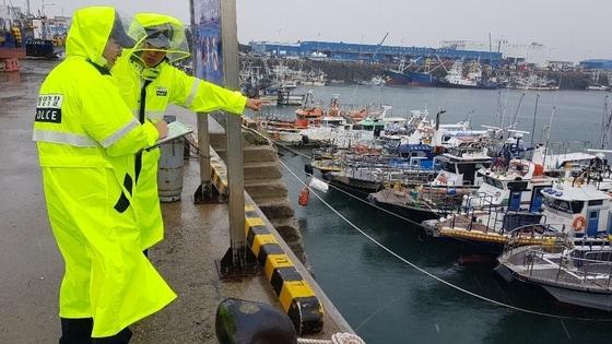 본문 이미지 - 전북 군산해양경찰서가 해안가 시설물을 점검하고 있다(군산해경 제공)2020.1.8/뉴스1