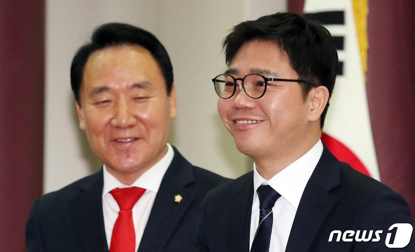 본문 이미지 - 탈북자 출신 인권운동가인 지성호 나우 대표가 8일 서울 여의도 국회 의원회관에서 열린 자유한국당 2020년 인재영입인사 환영식에서 염동열 자유한국당 인재영입위원장과 대화를 하고 있다. 2020.1.8/뉴스1 ⓒ News1 김명섭 기자