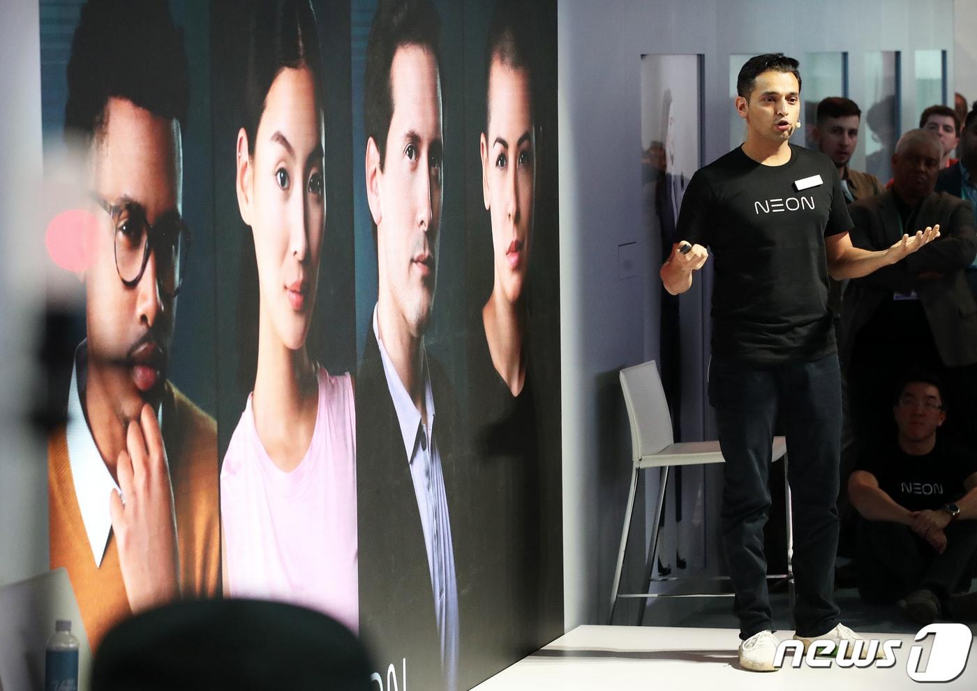 국제가전전시회 'CES 2020'(Consumer Electronics Show)이 막을 올린 7일(현지시간) 미국 네바다주 라스베이거스 컨벤션센터에서 삼성리서치아메리카(SRA) 산하 연구소 '스타랩스' CEO 프라나브 미스트리가 삼성전자의 인공 인간(Artificial Human) 프로젝트 '네온(NEON)'을 소개하고 있다. 2020.1.8/뉴스1 ⓒ News1 오대일 기자