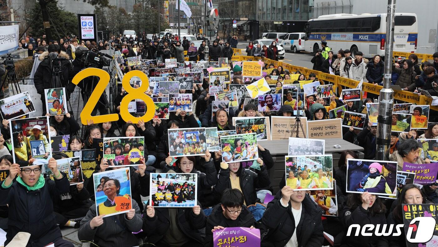 지난 1월 서울 종로구 옛 일본대사관 앞에서 열린 제1421차 일본군 위안부 문제 해결을 위한 정기 수요집회에서 참가자들에게 일본의 사죄를 촉구하는 구호를 외치고 있다. ⓒ News1 신웅수 기자