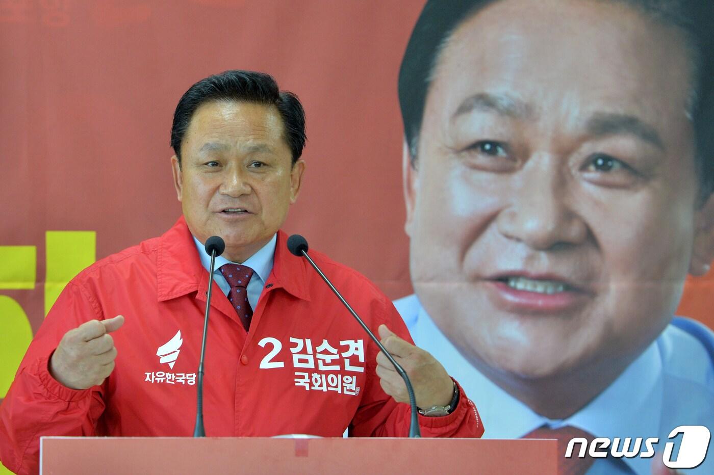 본문 이미지 - 김순견 전 경북도 경제부지사가 8일 포항시청 브리핑룸에서 제21대 총선 포항남·울릉 지역 출마를 선언하고 있다. 2020.1.8 /뉴스1 ⓒ News1 최창호 기자