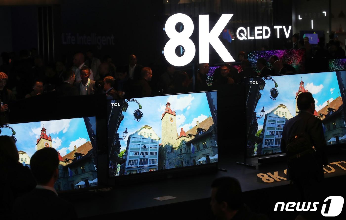 본문 이미지 - 국제가전전시회 'CES 2020'(Consumer Electronics Show)이 막을 올린 7일(현지시간) 미국 네바다주 라스베이거스 컨벤션센터에서 관람객들이 TCL의 QLED TV를 살펴보고 있다. 2020.1.8 ⓒ 뉴스1 오대일 기자