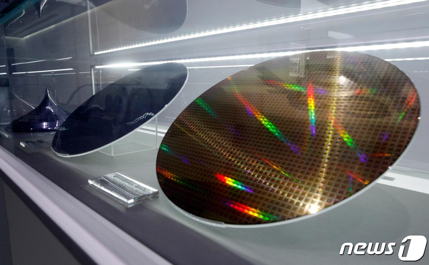 본문 이미지 - 서울 삼성전자 서초사옥 홍보관 딜라이트에 반도체 웨이퍼가 전시돼 있다.  /뉴스1 ⓒ News1 안은나 기자