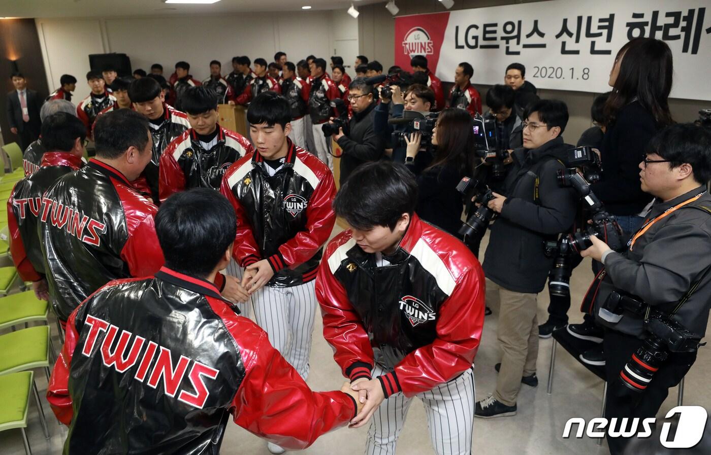 본문 이미지 - 8일 오후 서울 잠실야구장에서 열린 LG트윈스 신년하례식에서 LG 코칭스태프와 선수단이 악수를 나누고 있다. 2020.1.8/뉴스1 ⓒ News1 이동해 기자