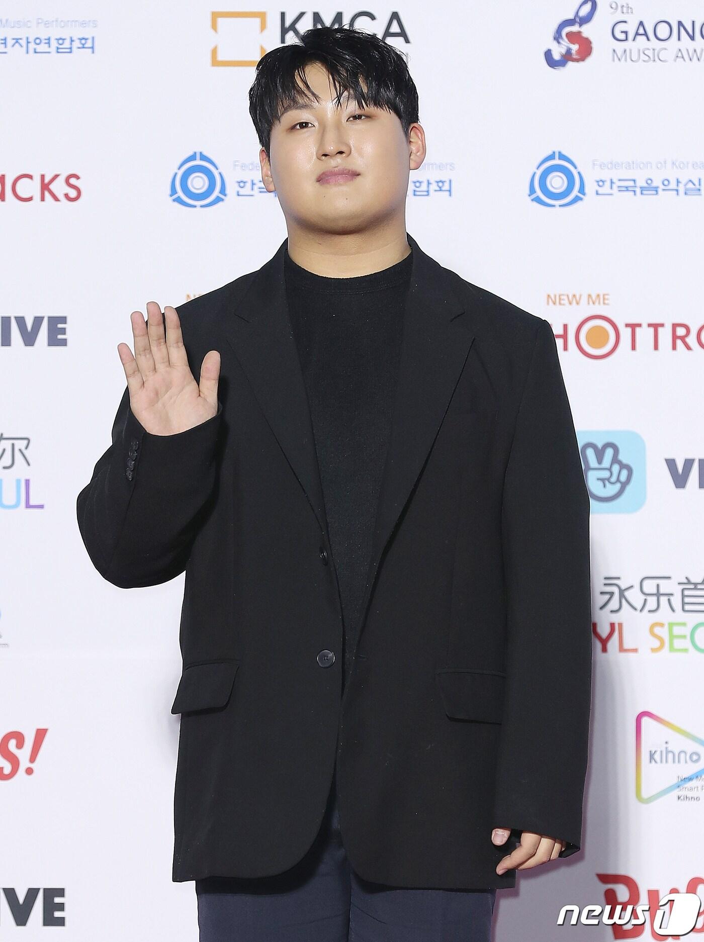 본문 이미지 - 가수 임재현이 8일 오후 서울 송파구 올림픽로 잠실실내체육관에서 열린 제9회 가온차트 뮤직어워즈 포토콜 행사에 참석해 포즈를 취하고 있다. 2020.1.8/뉴스1 ⓒ News1 김진환 기자