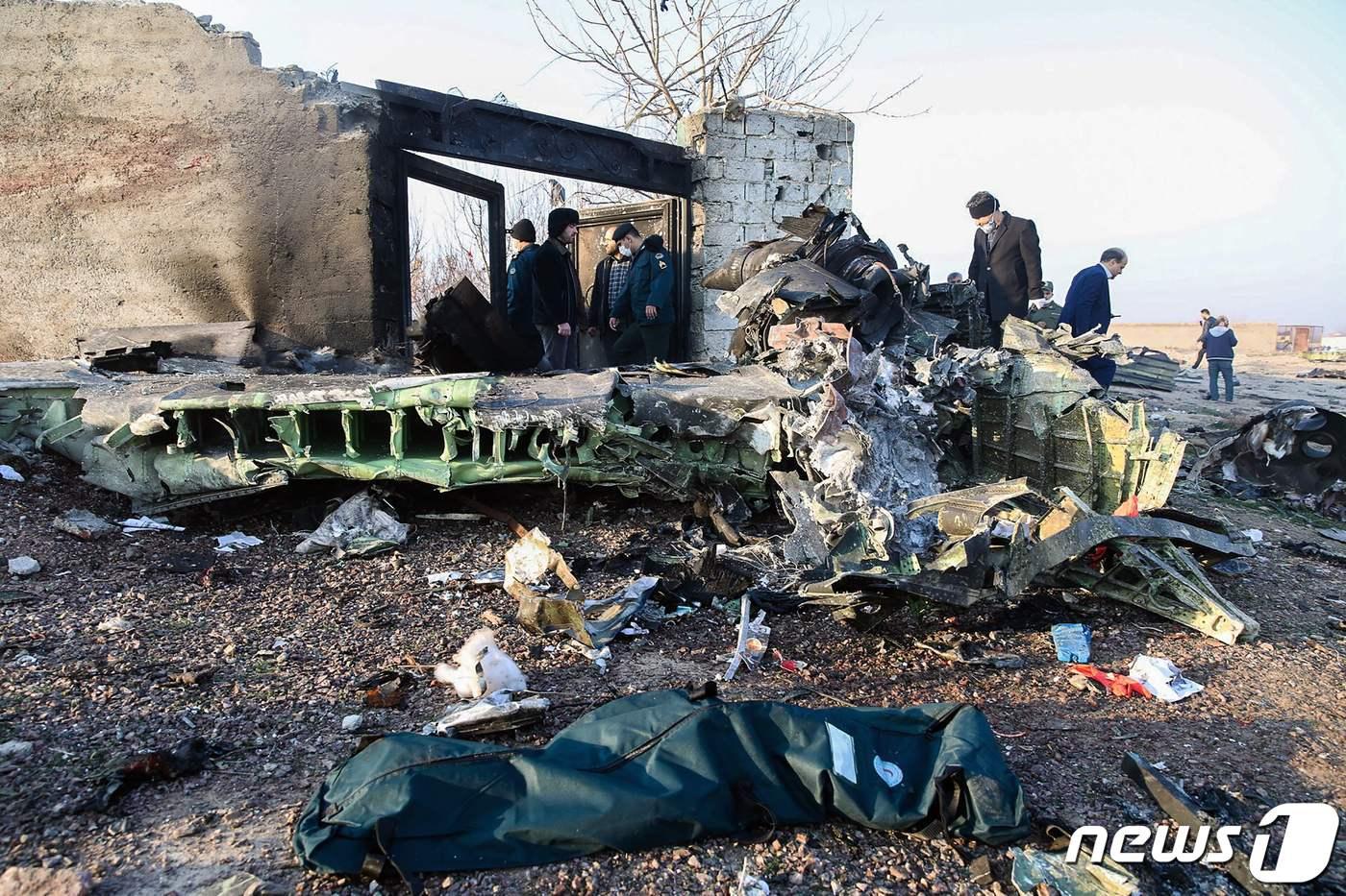8일 이란 테헤란 상공에서 추락한 우크라이나항공 여객기의 잔해. ⓒ AFP=뉴스1