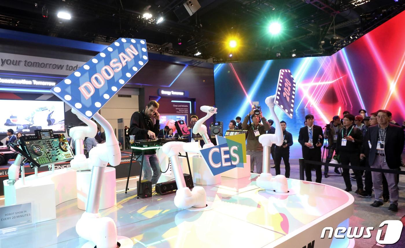 본문 이미지 - 국제가전전시회 'CES 2020'(Consumer Electronics Show) 개막 이틀째인 8일(현지시간) 미국 네바다주 라스베이거스 컨벤션센터 두산 전시장에서 두산로보틱스 협동로봇의 사인 스피닝(Sign Spinning) 퍼포먼스가 펼쳐지고 있다. 2020.1.9/뉴스1 ⓒ News1 오대일 기자