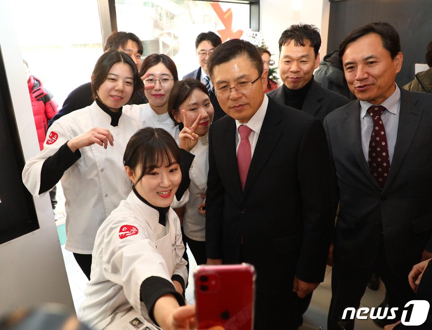본문 이미지 - 황교안 자유한국당 대표와 김진태 의원이 9일 오후 강원 춘천시 동내면의 지역 제빵기업인 유동부 치아바타를 방문해 직원들과 기념촬영을 하고 있다.2020.1.9/뉴스1 ⓒ News1 이찬우 기자