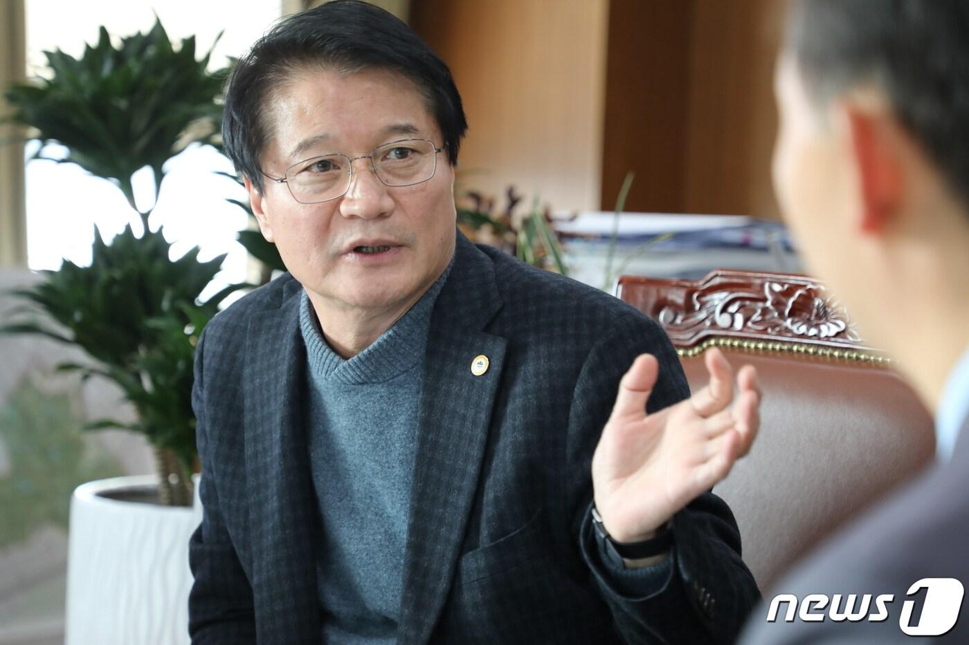 본문 이미지 - 원창묵 강원 원주시장이 9일 시청 집무실에서 뉴스1 강원취재본부와 신년 인터뷰를 하고 있다.2020.1.9/뉴스1 ⓒ News1 권혜민 기자