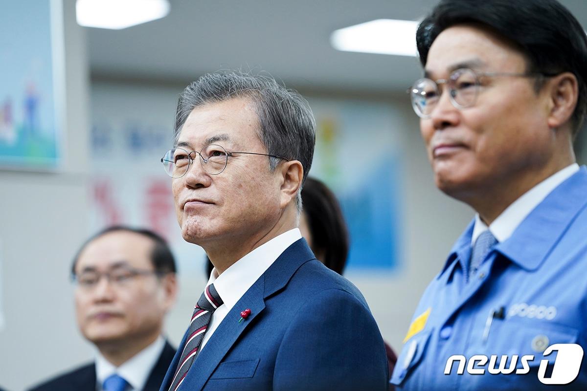 본문 이미지 - 문재인 대통령이 9일 경북 포항 포스코 스마트공장을 방문해 시설을 둘러보고 있다. (청와대 제공) 2020.1.9/뉴스1