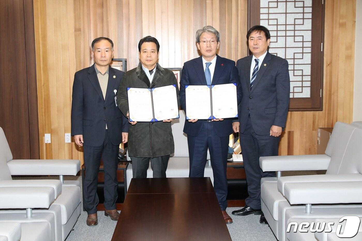 본문 이미지 - 전북 정읍시는 첨단과학산업단지 입주기업인 ㈜현대에너지(대표 장희근·왼쪽 두번째)와 내장산리조트 관광지에 관광호텔 건립을 위한 업무협약(MOU)을 맺었다고 9일 밝혔다. /ⓒ 뉴스1