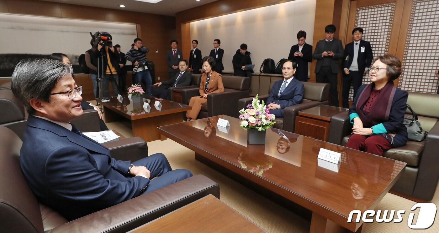 김명수 대법원장이 9일 오후 서울 서초동 대법원에서 대법관후보추천위원회와 간담회를 갖고 인사말을 하고 있다. 2020.1.9/뉴스1 ⓒ News1 구윤성 기자
