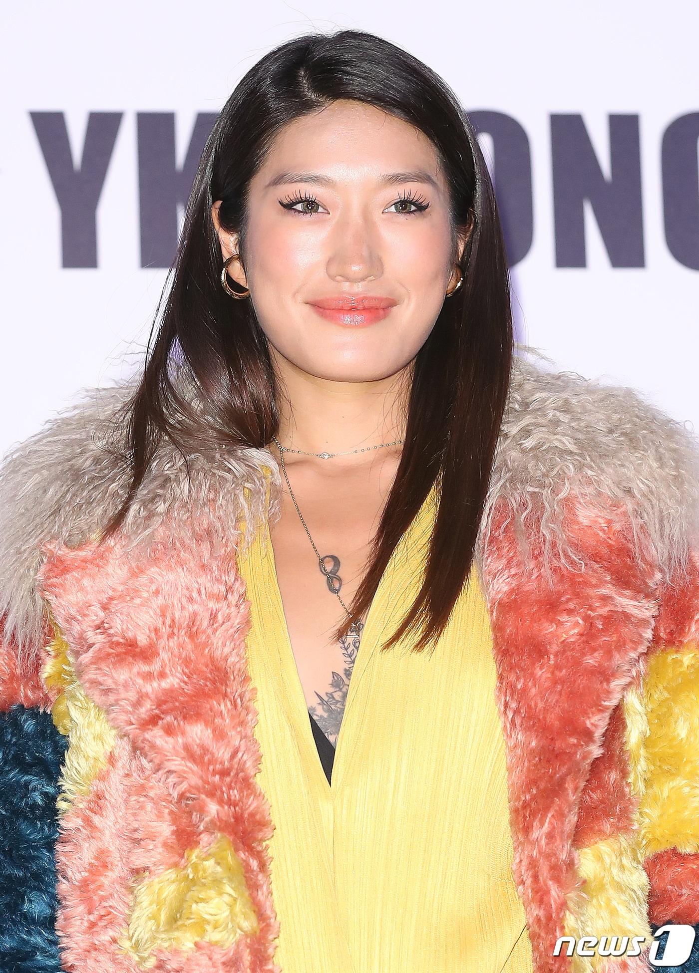 본문 이미지 - 김창룡 방송통신위원회 상임위원의 딸이자 &#39;유명 DJ&#39; 페기 구가 지난 1월 9일 오후 서울 강남구 영동대로 드레스가든에서 열린 럭셔리 액세서리 브랜드의 포토콜 행사에 참석해 포즈를 취하고 있다. 2020.1.9./뉴스1 ⓒ News1 김진환 기자