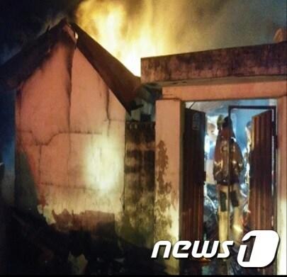본문 이미지 - 1일 오전 4시21분께 인천시 강화군 교동면 양갑리 A씨(78·남)의 단독주택에서 불이 났다는 신고가 119로 접수돼 신고를 받고 출동한 소방대원들이 진화작업을 하고 있다.(인천소방본부 제공)2020.10.1/뉴스1 ⓒ News1 박아론 기자