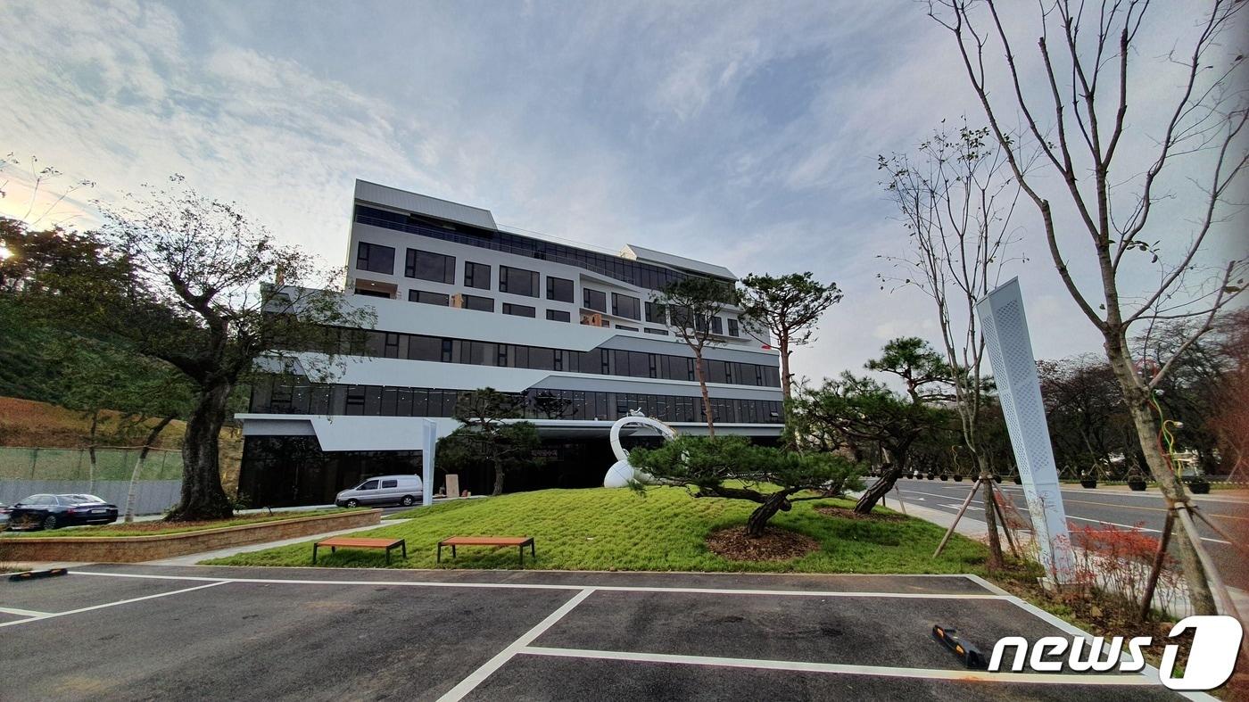 본문 이미지 - 전국 군산시 호수공원에 은파팰리스호텔과 컨벤션웨딩홀이 10일 문을 열고 본격적인 영업을 개시한다.ⓒ 뉴스1