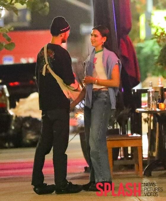 본문 이미지 - 앤워 하디드(왼쪽) 두아 리파/ 사진제공=Splash News ⓒ 뉴스1