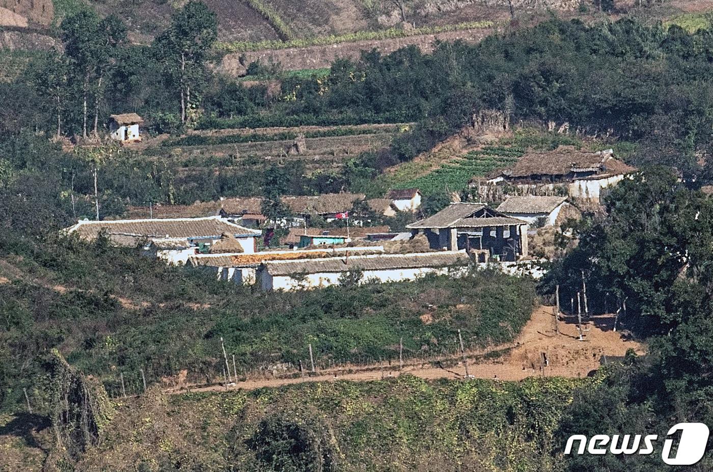 본문 이미지 - 북한의 노동당 창건 기념일인 10일 경기도 파주시 접경지역에서 바라본 북한 황해북도 개풍군 마을. 2020.10.10/뉴스1 ⓒ News1 이승배 기자