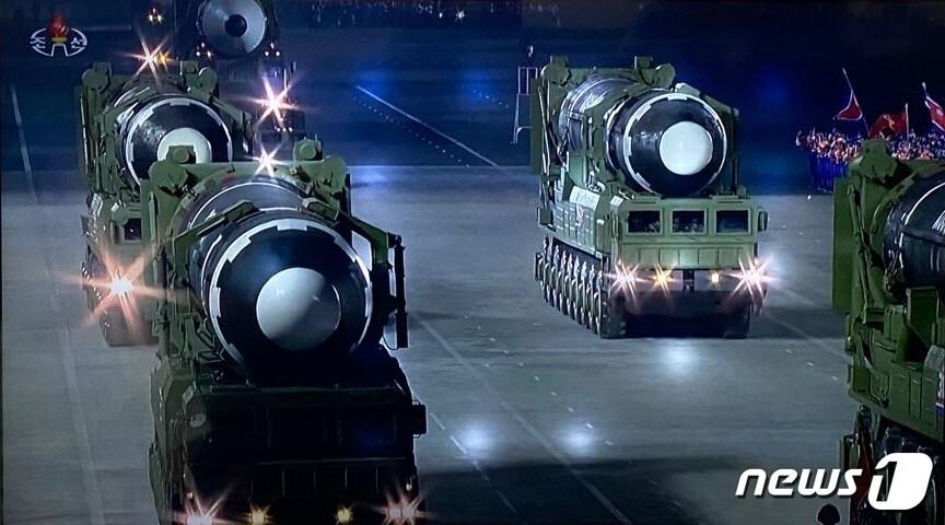 본문 이미지 - 북한이 10일 노동당 창건 75주년을 맞아 열병식을 개최하고 신형 ICBM 추정 무기를 공개했다. 김정은 북한 국무위원장은 평양 김일성 광장에서 육성연설을 했다고 조선중앙TV가 보도했다.(조선중앙 TV 갈무리) 2020.10.10/뉴스1