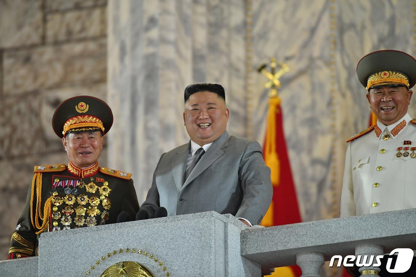 본문 이미지 - (평양 노동신문=뉴스1) = 지난해 10월 당 창건 기념일 열병식에 참석해 김정인 총비서와 함께 주석단에 오른 박정천(사진 왼쪽). [국내에서만 사용가능. 재배포 금지. DB 금지. For Use Only in the Republic of Korea. Redistribution Prohibited] rodongphoto@news1.kr